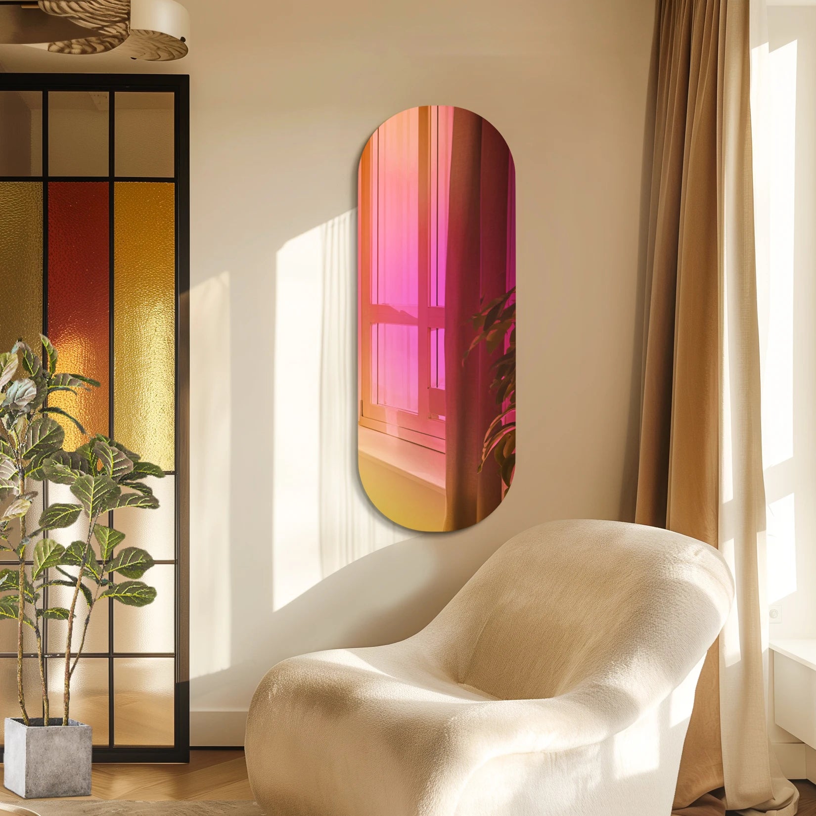 Miroir mural salon moderne projetant des tons chauds dans un intérieur cosy et feutré.