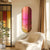 Miroir mural salon moderne projetant des tons chauds dans un intérieur cosy et feutré.