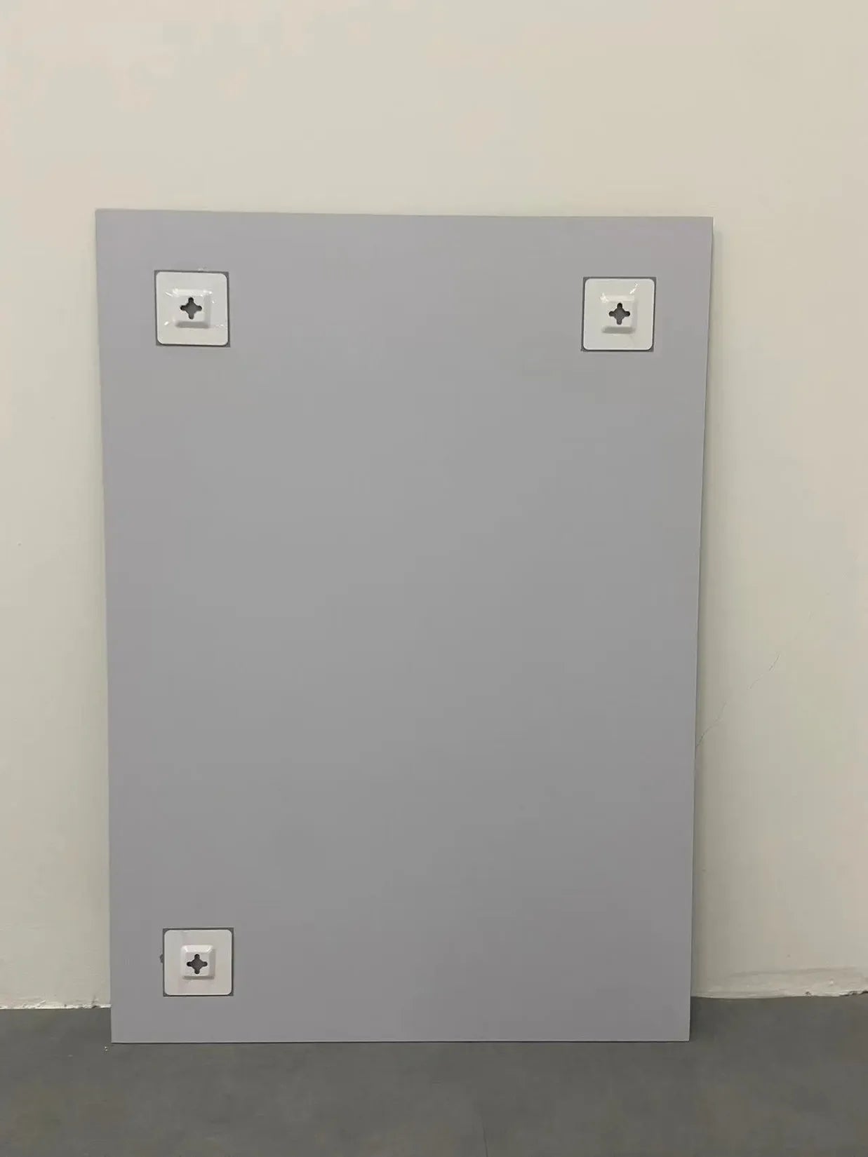 Miroir Sans Cadre vue arrière avec fixations adhésives pré-installées.