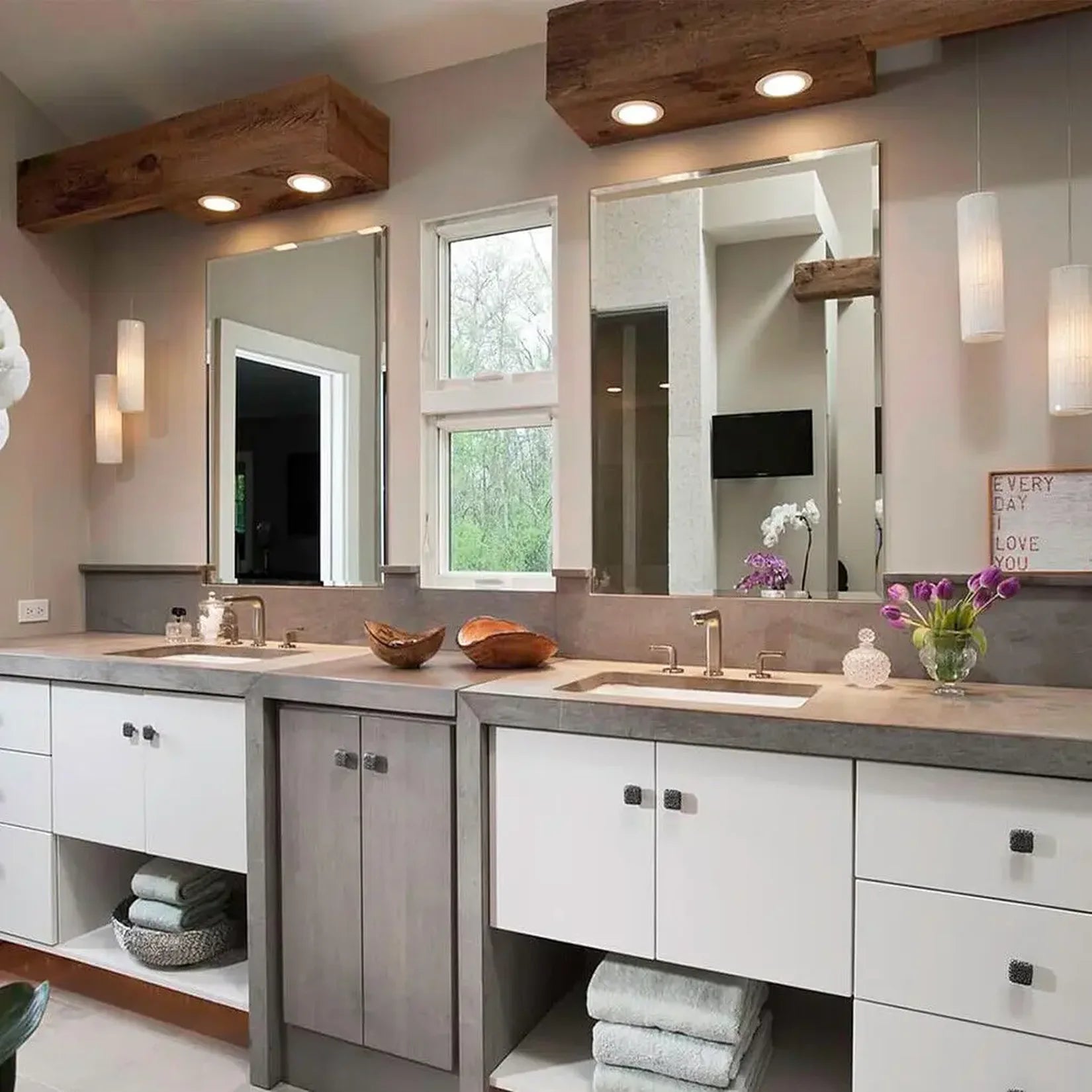 Miroir Sans Cadre dans salle de bain double vasque style rustique moderne.