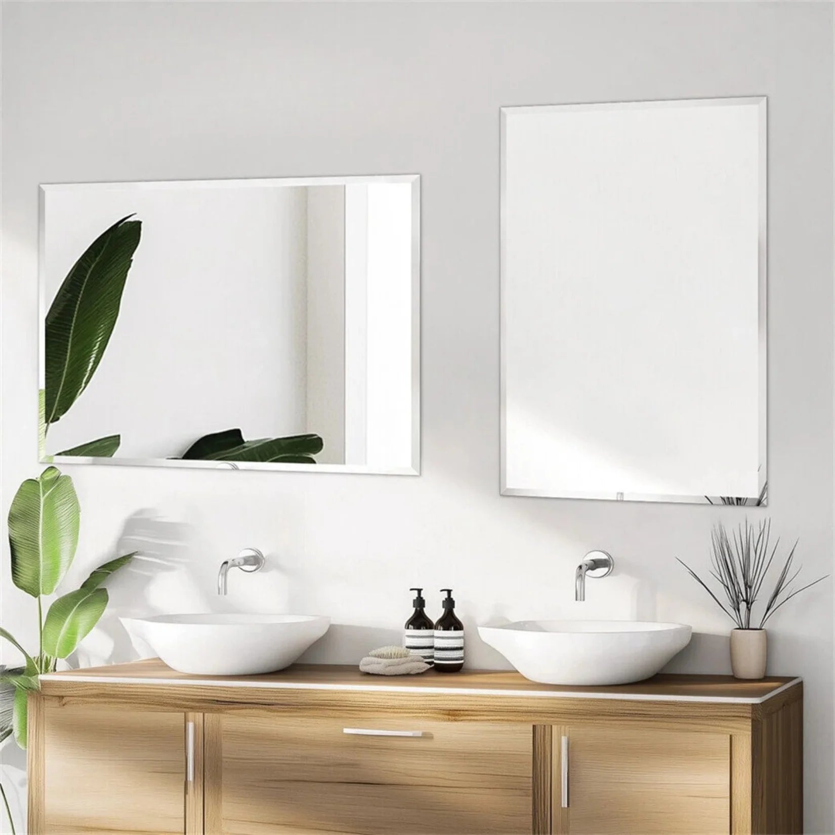 Miroir Sans Cadre au-dessus d'une double vasque en salle de bain moderne.