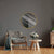 Miroir scandinave rond en bois doré au-dessus d’un canapé orange dans un salon lumineux.