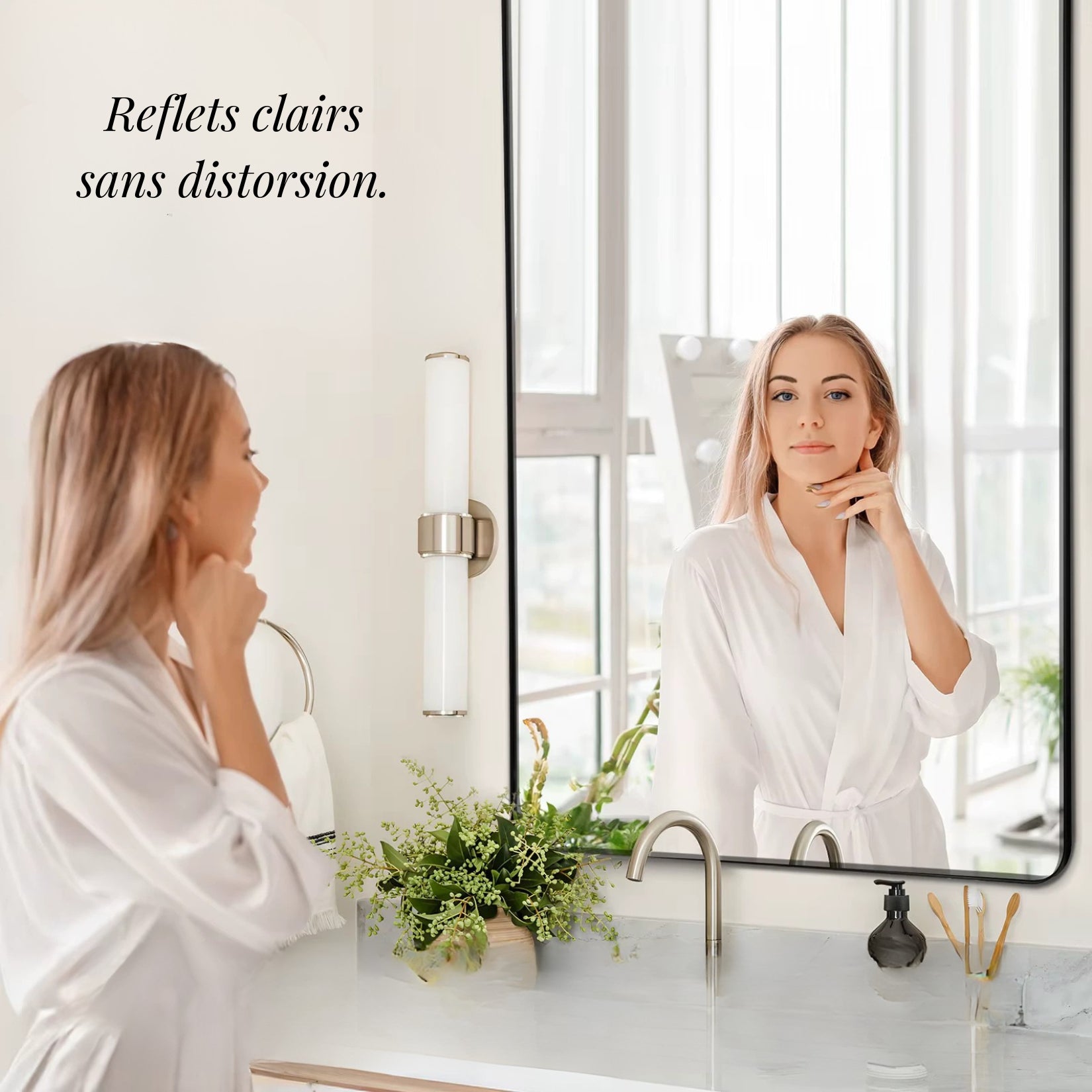 Femme se regardant dans le miroir simple salle de bain 160 cm avec reflets clairs et sans distorsion.