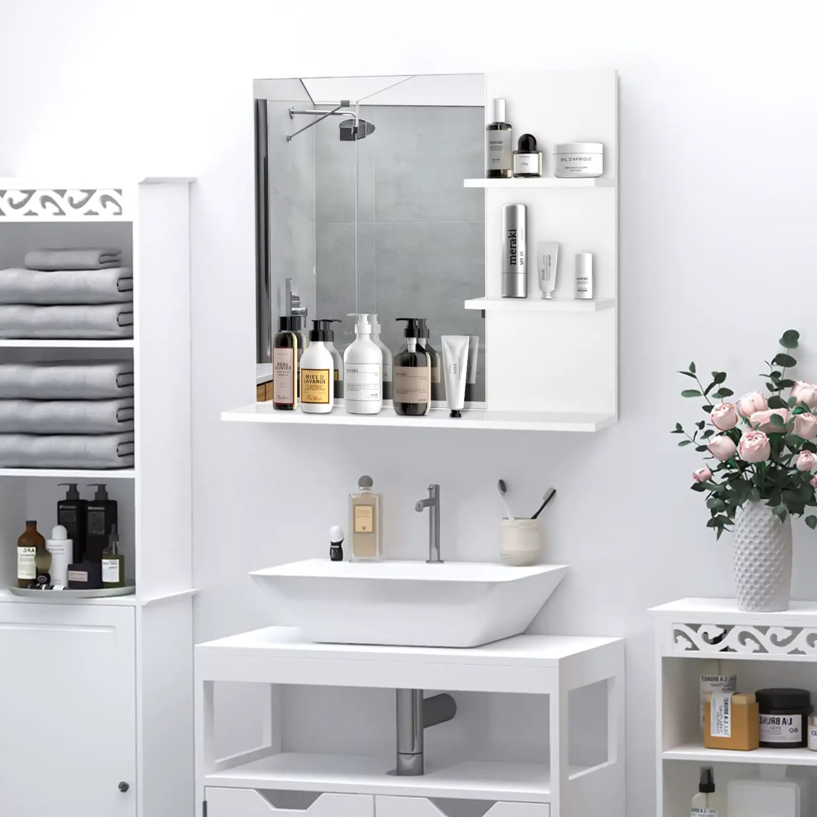 Miroir simple salle de bain installé au-dessus du lavabo avec flacons et objets de soin.