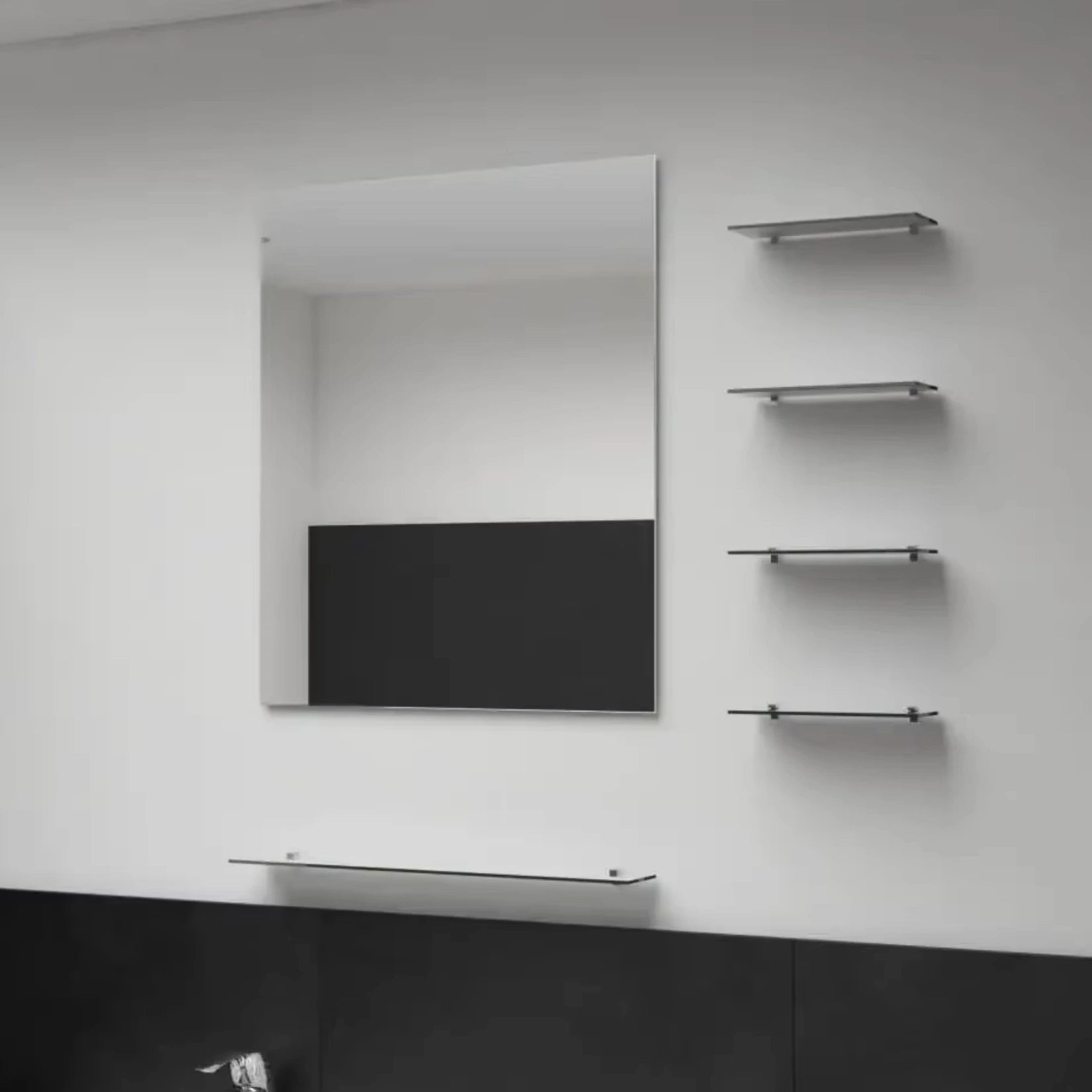 Vue d’ensemble du miroir simple salle de bain 50x60 cm installé avec ses étagères murales.