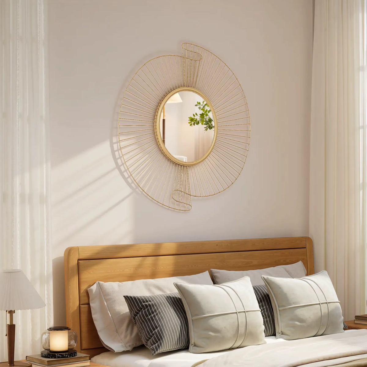 Sonnenspiegel in Gold über dem Bett als Wanddeko im Schlafzimmer mit Kopfteil aus Holz.