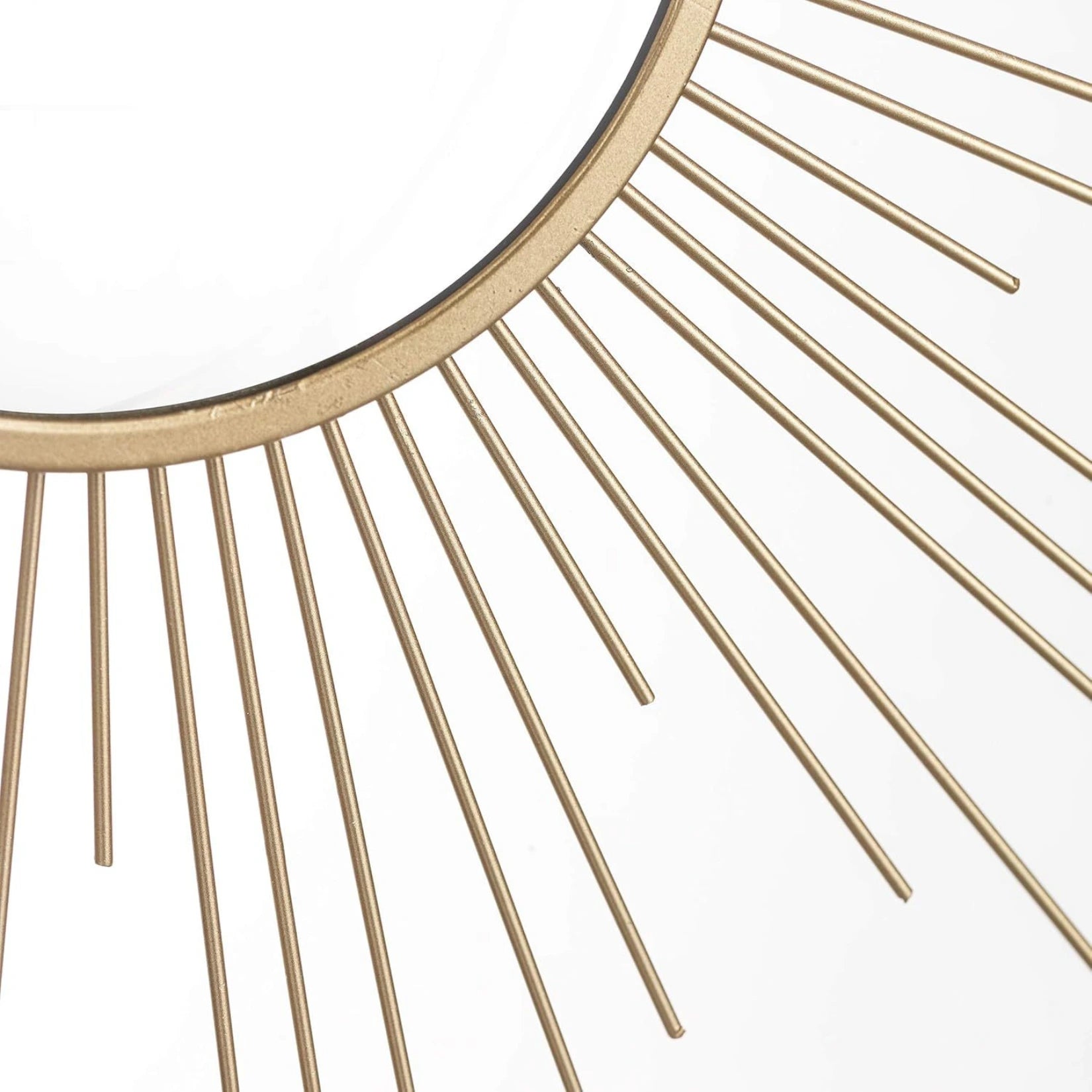 Détail des rayons dorés en métal du miroir soleil doré – style chic et lumineux.