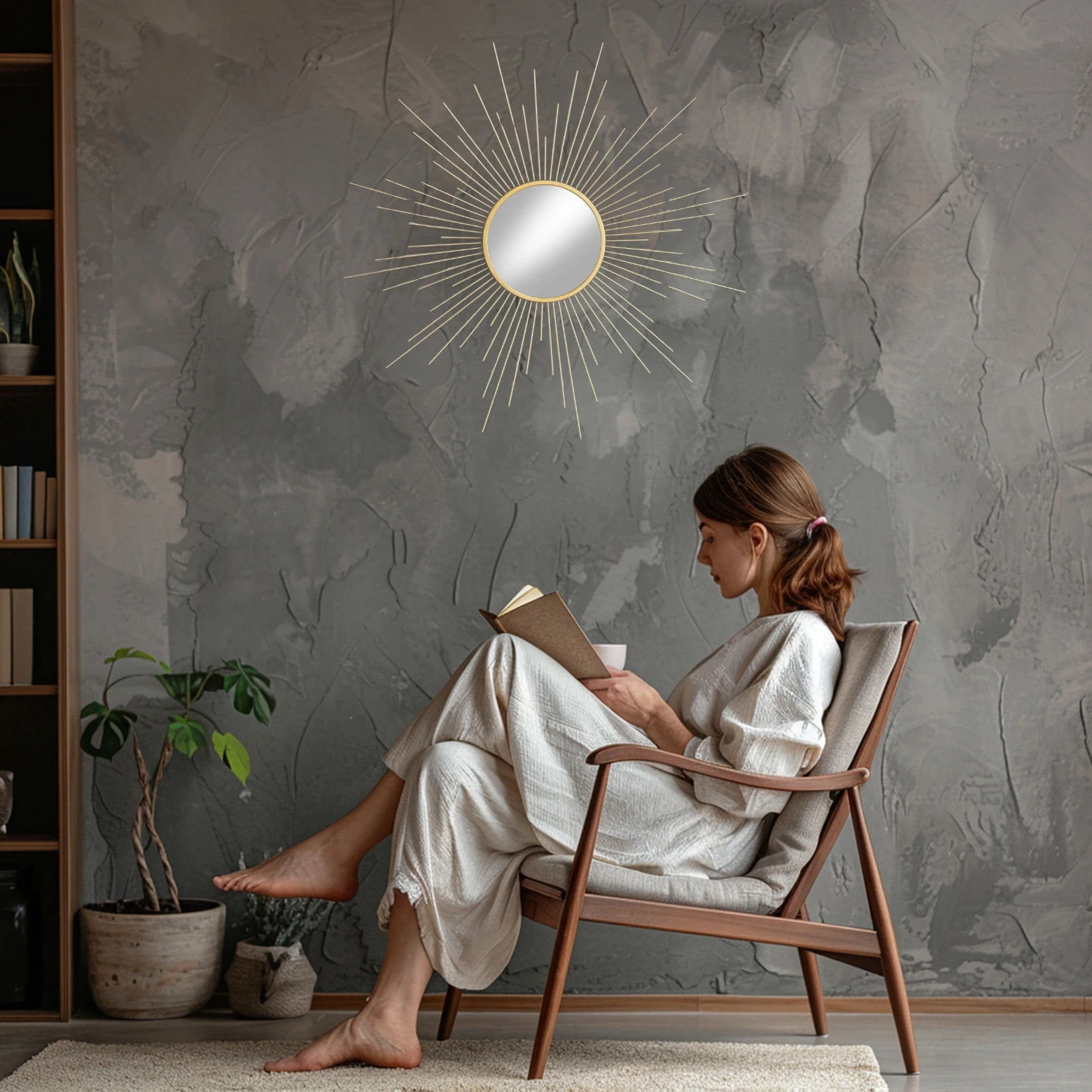 Miroir soleil doré fixé sur mur effet béton – décoration bohème et naturelle.