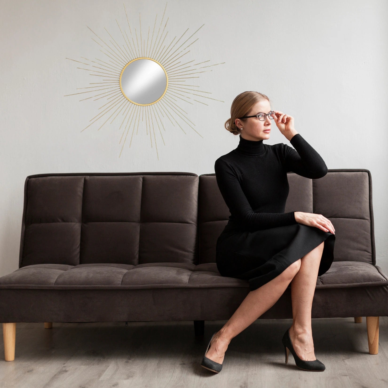 Miroir soleil doré accroché dans un salon moderne – ambiance épurée et féminine.