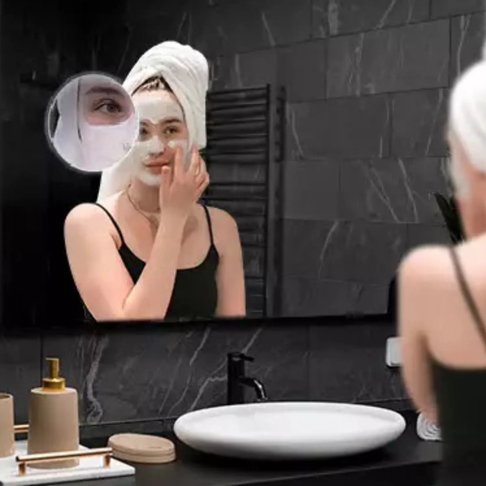 Miroir sur mesure avec zone grossissante x5 éclairée, utilisée pour les soins du visage.