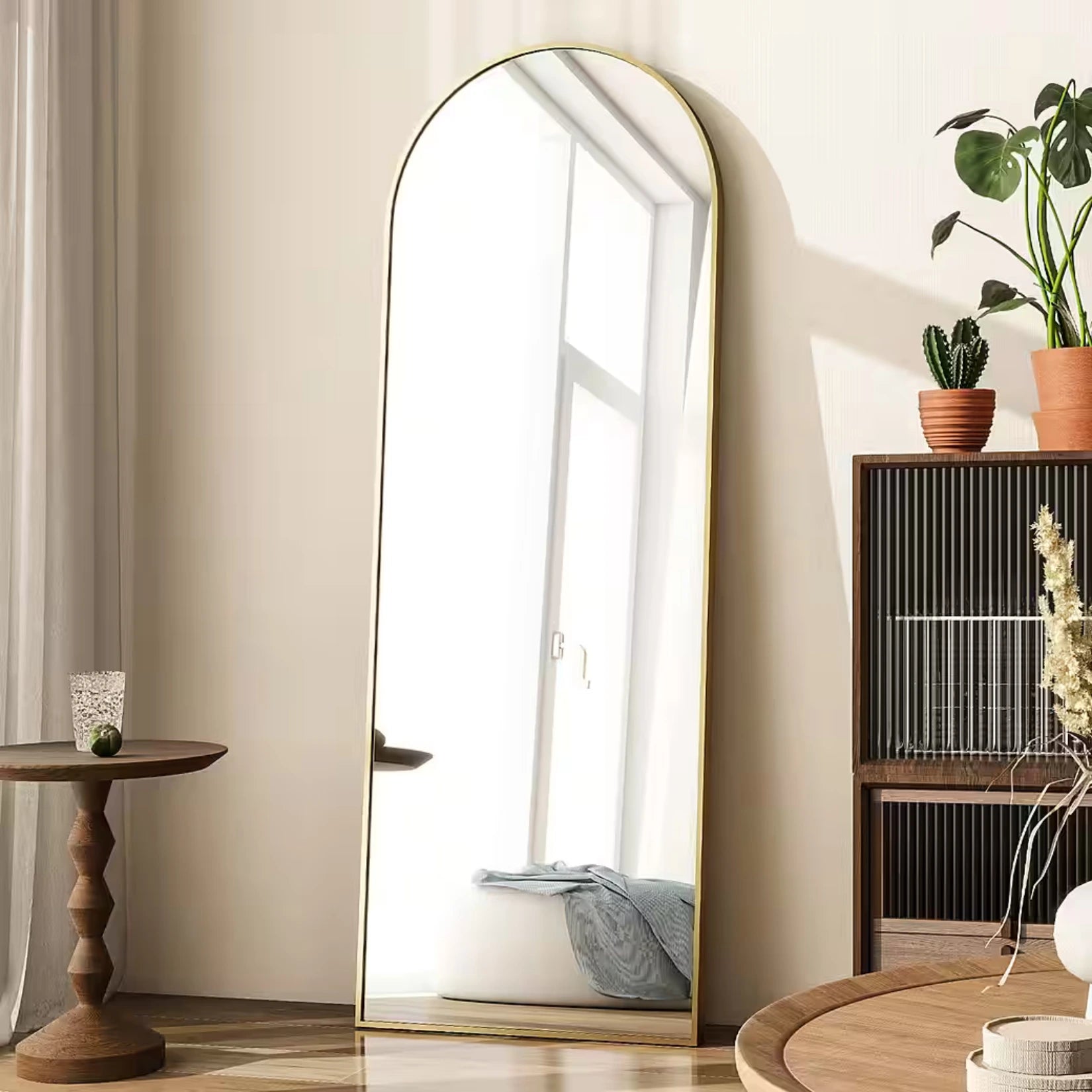 Miroir sur pied arrondi parfait pour la décoration intérieure.