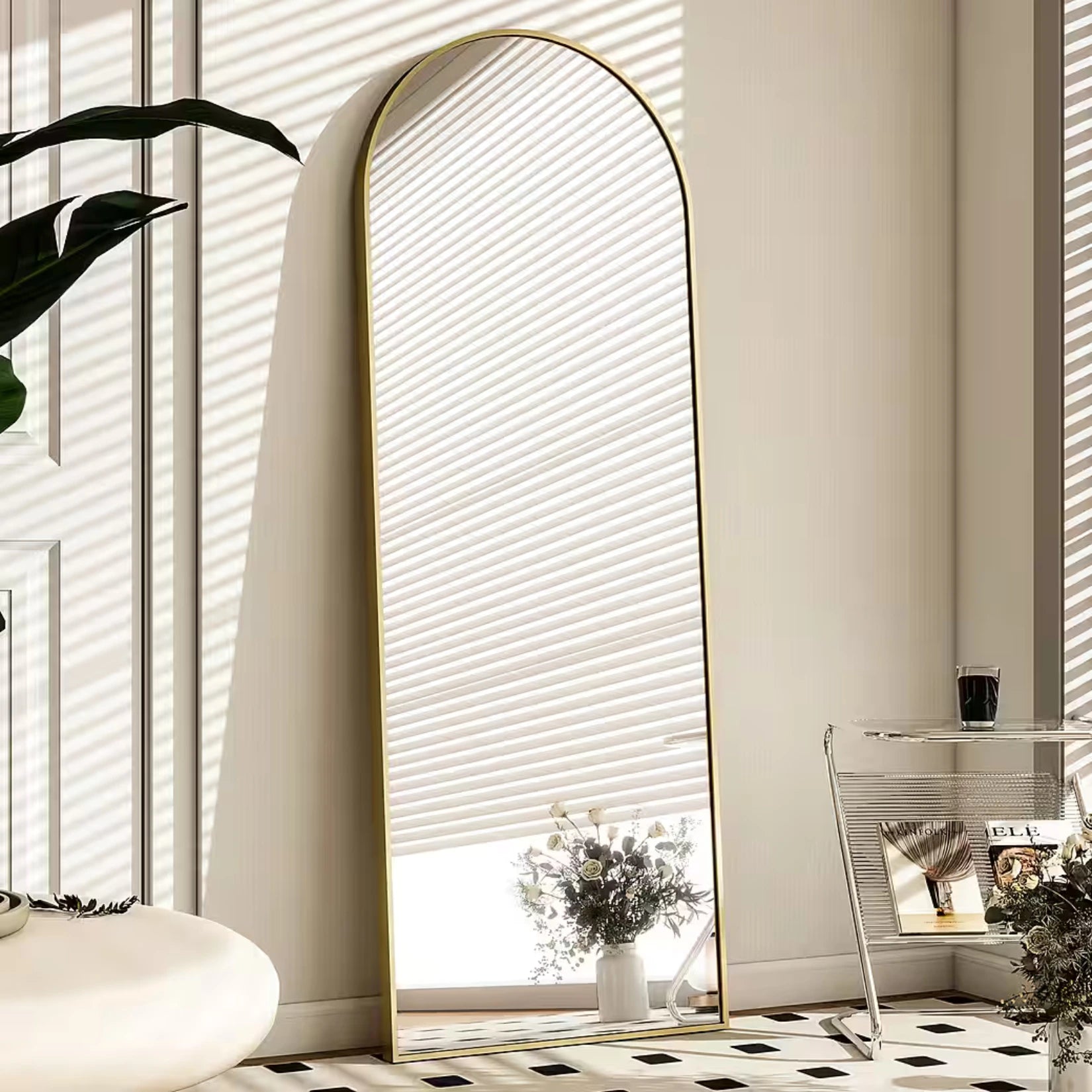 Miroir sur pied arrondi pour agrandir visuellement l’espace.