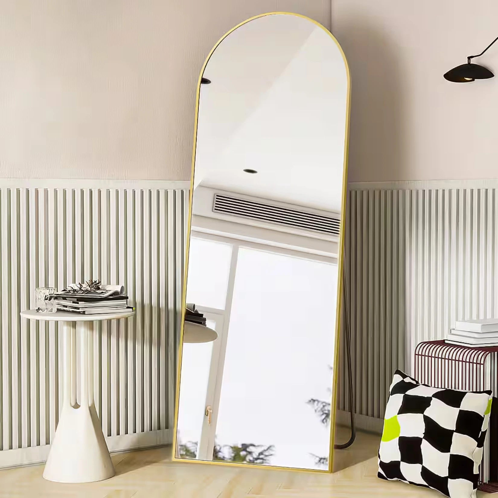 Inspirations déco avec le miroir sur pied arrondi.