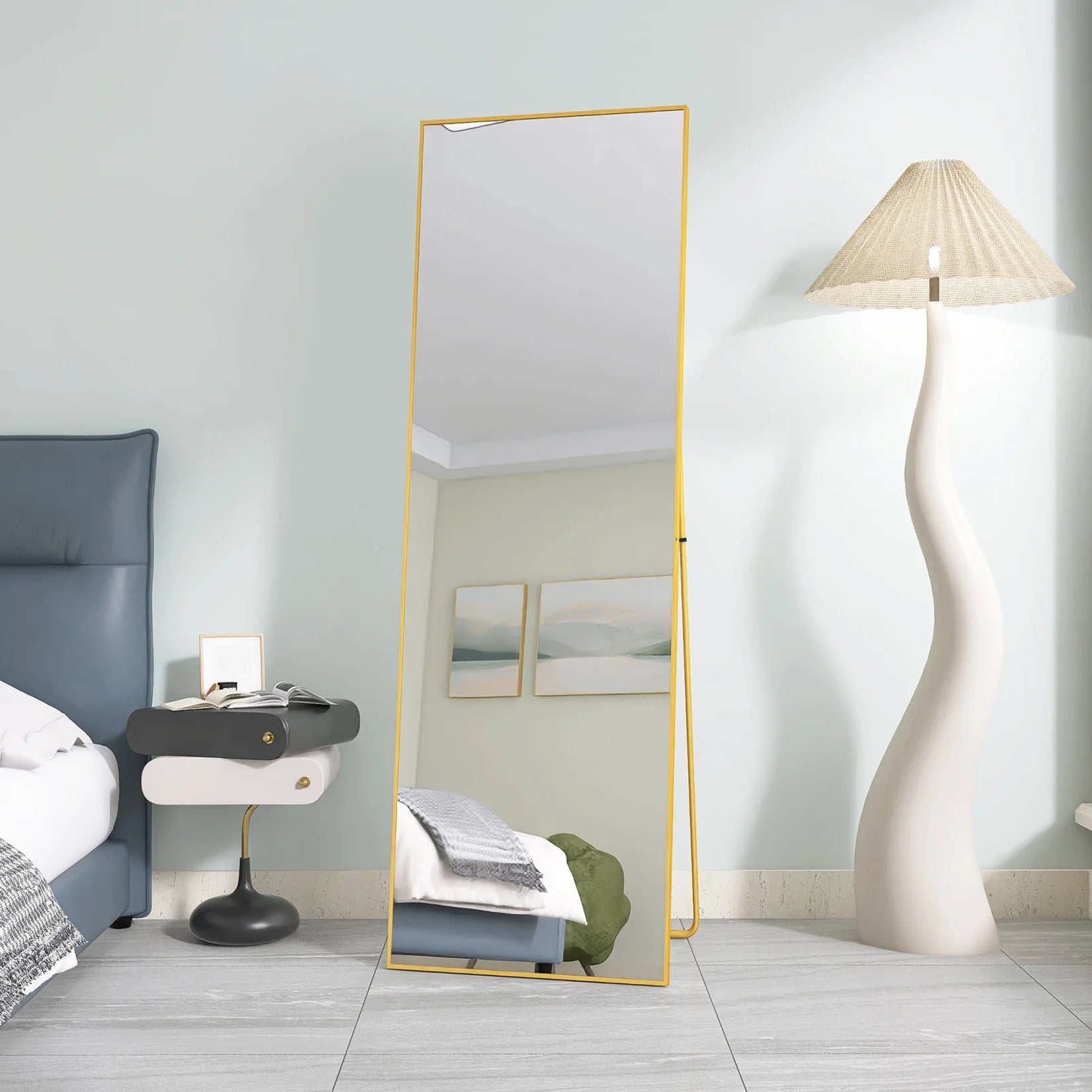Miroir sur pied doré dans une chambre moderne avec lampe design et ambiance zen.