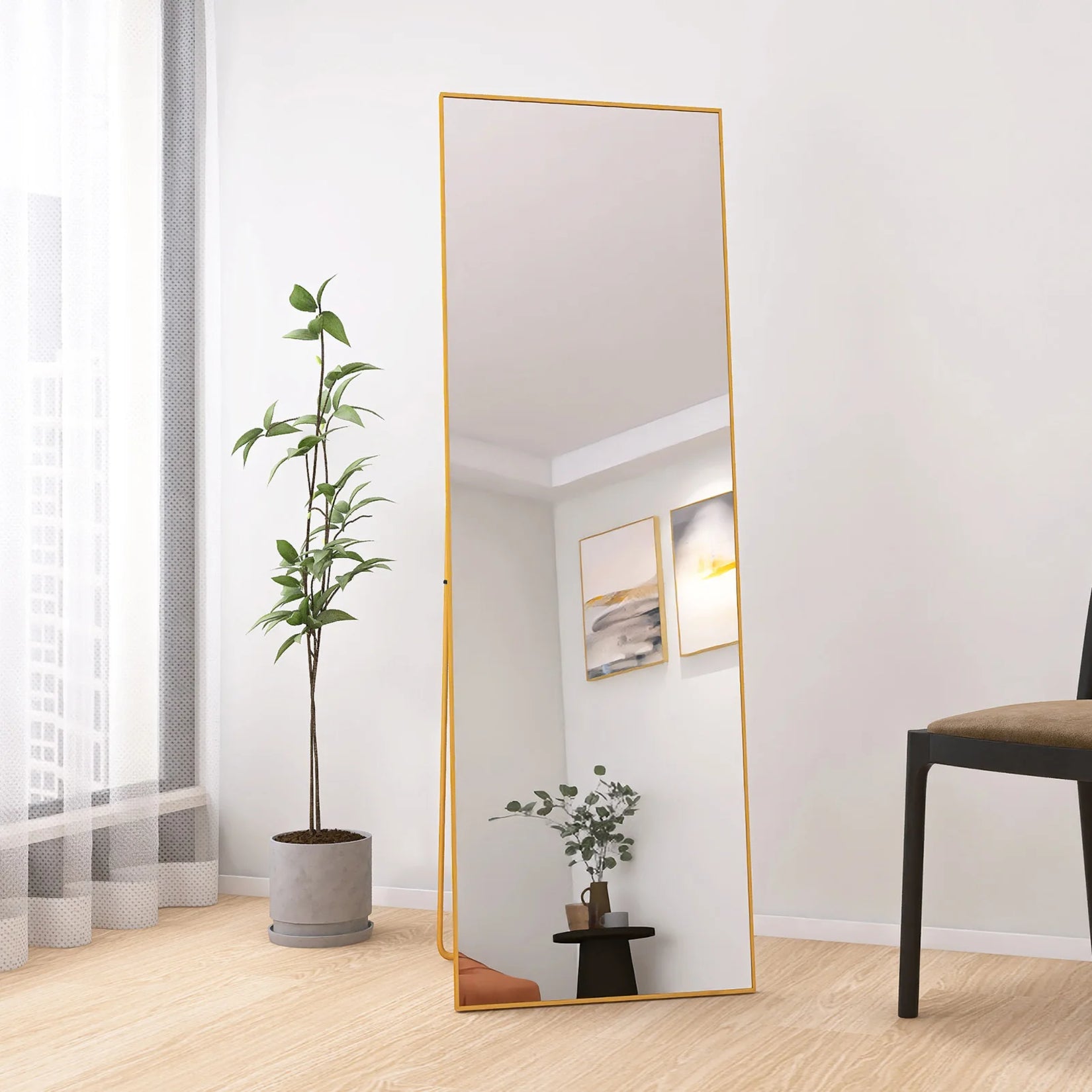 Miroir sur pied doré dans un salon à la décoration épurée et ambiance lumineuse.