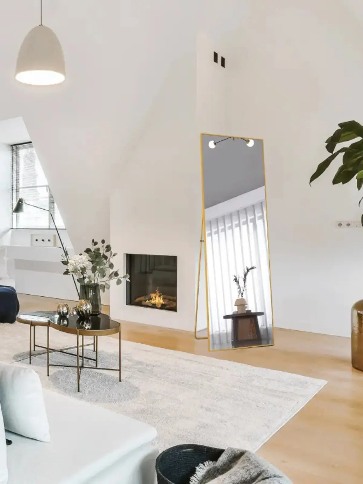 Grand miroir sur pied doré dans un salon haut de gamme au design minimaliste, reflétant la lumière naturelle et équilibrant visuellement l’espace.