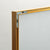 Zoom sur la fixation murale renforcée du miroir sur pied doré pour une installation solide.