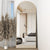 Miroir sur pied doré 163x55 cm dans une chambre moderne.