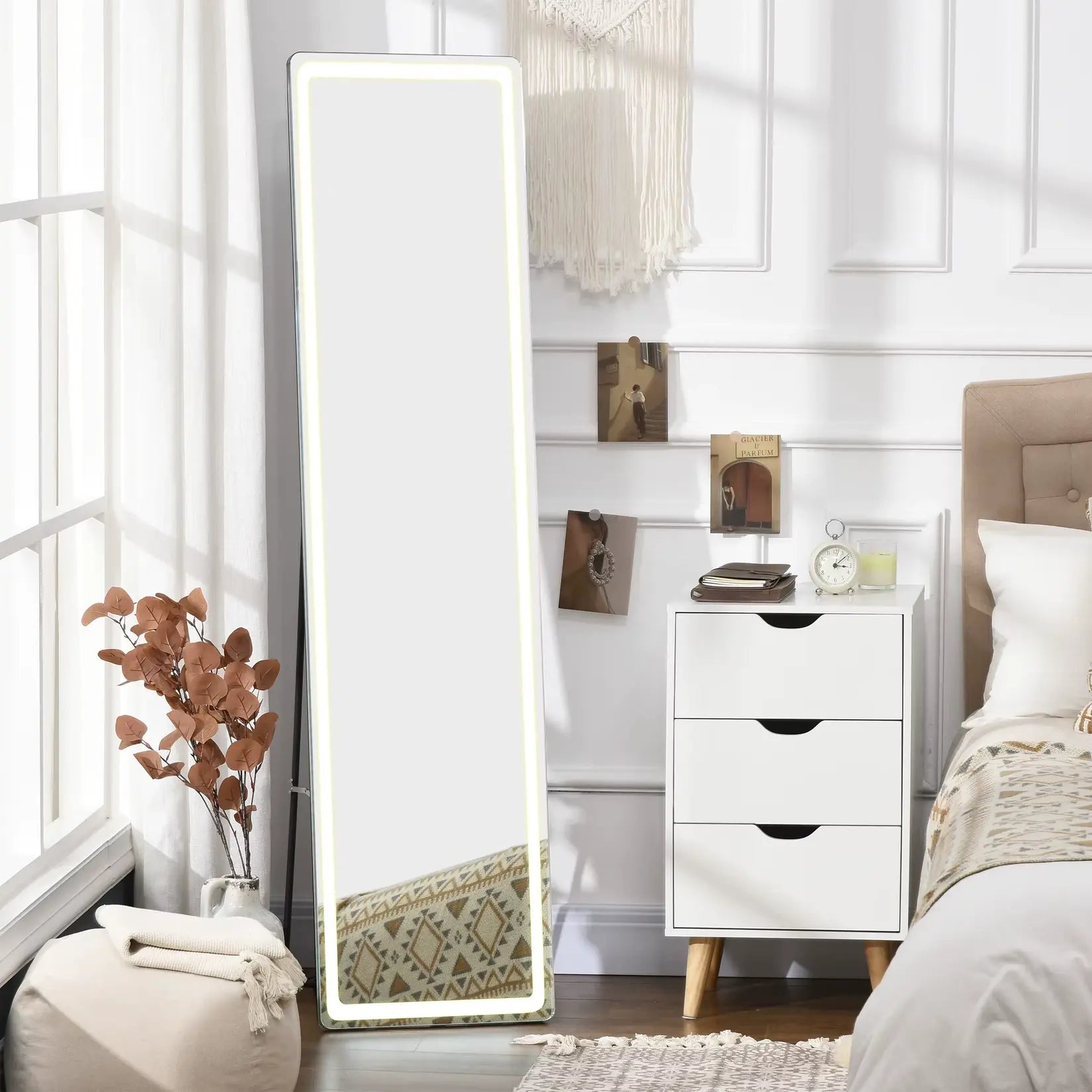 Miroir sur pied lumineux installé dans une chambre élégante.