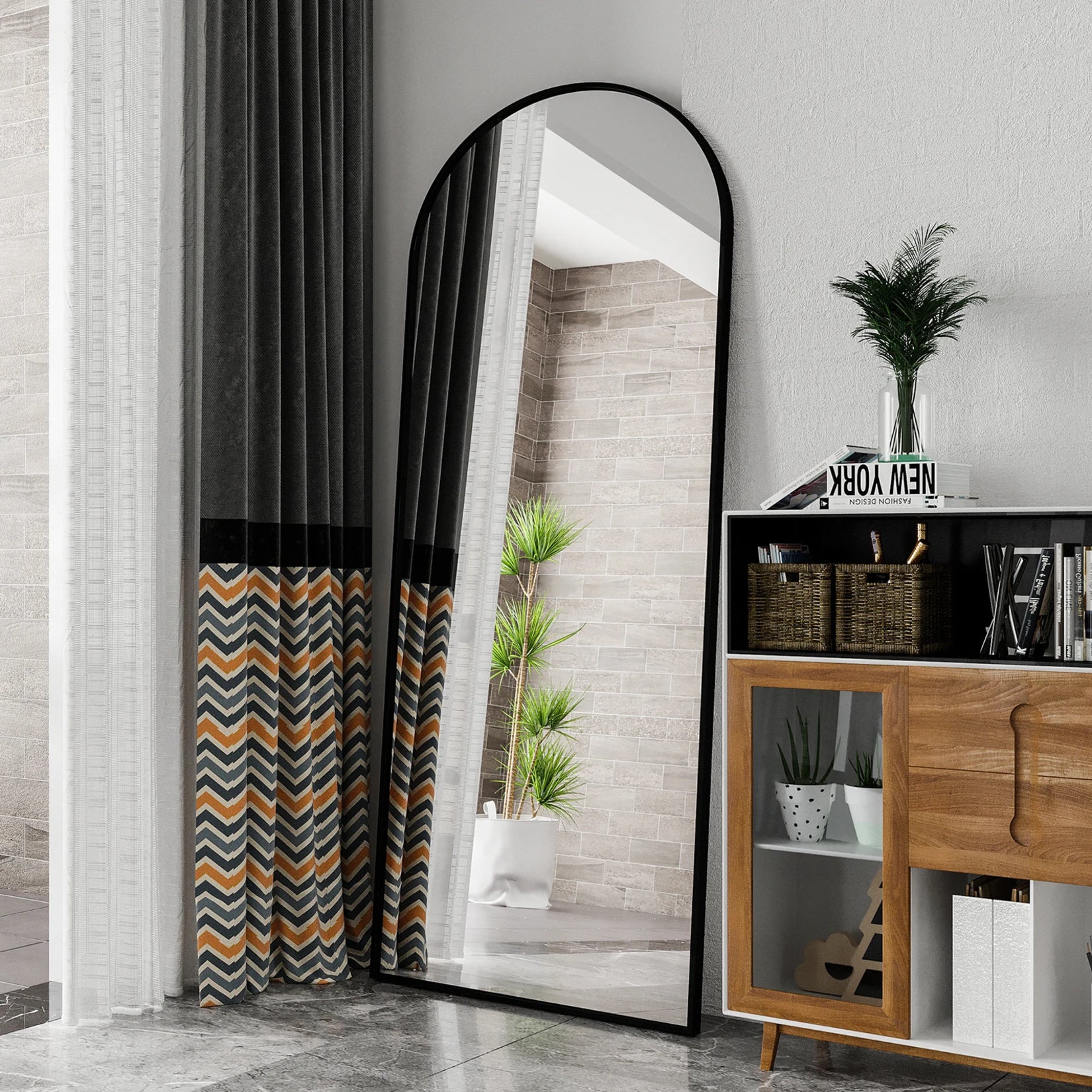 Grand miroir noir sur pied dans un salon lumineux au style bohème et naturel.