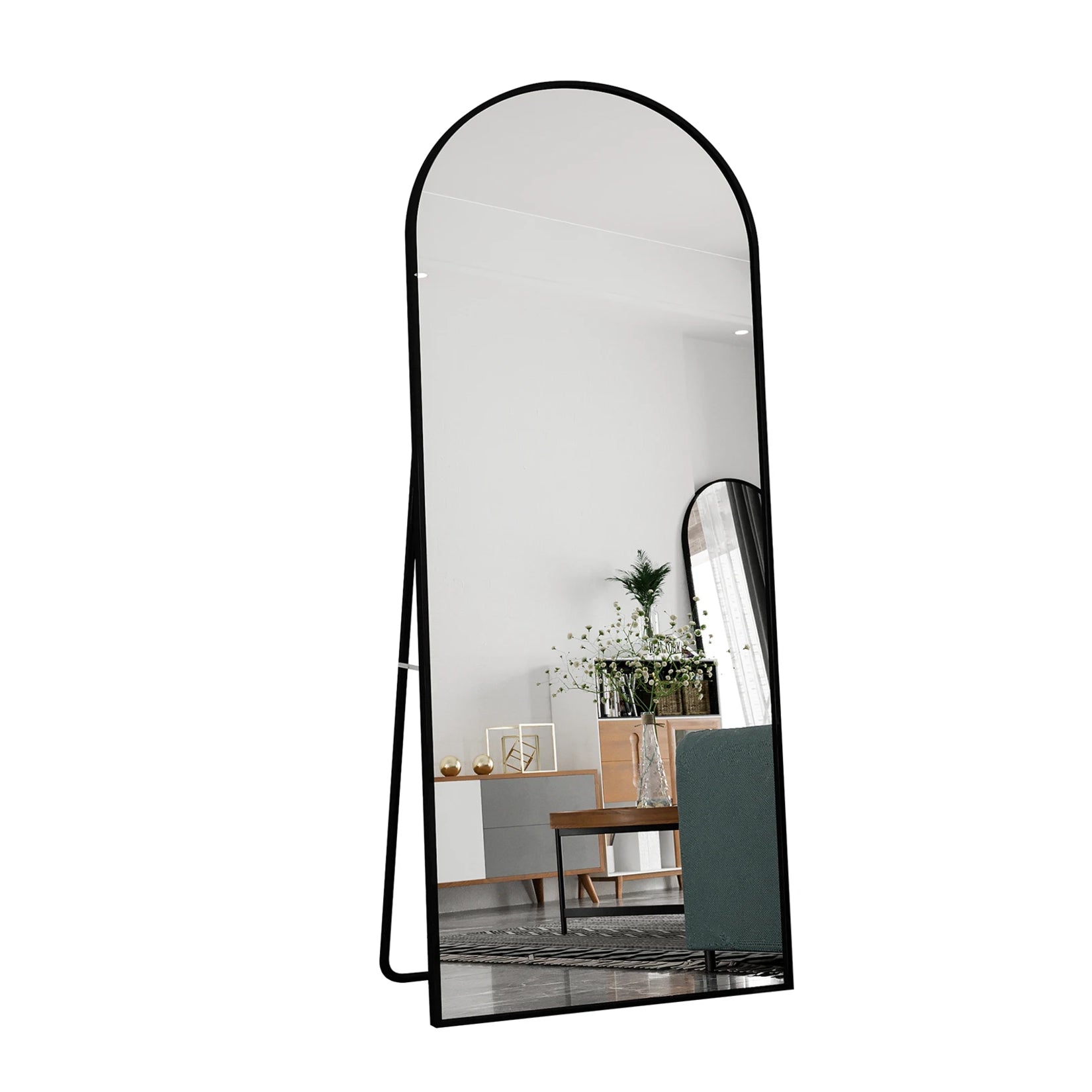 Miroir noir sur pied vue de profil dans une pièce à la décoration contemporaine.