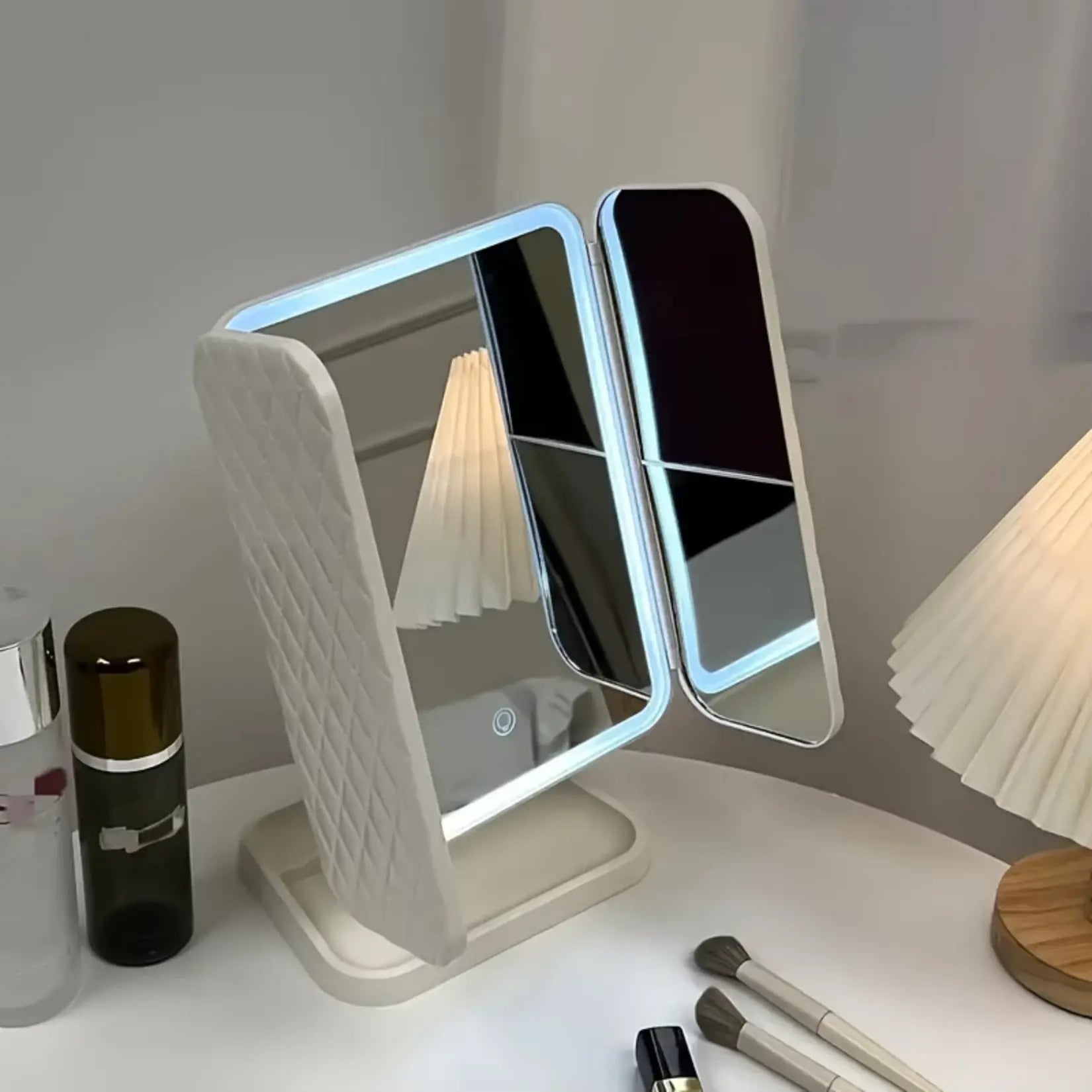 Miroir sur pied pour maquillage éclairé, équipé de LED pour un maquillage impeccable même en faible luminosité.