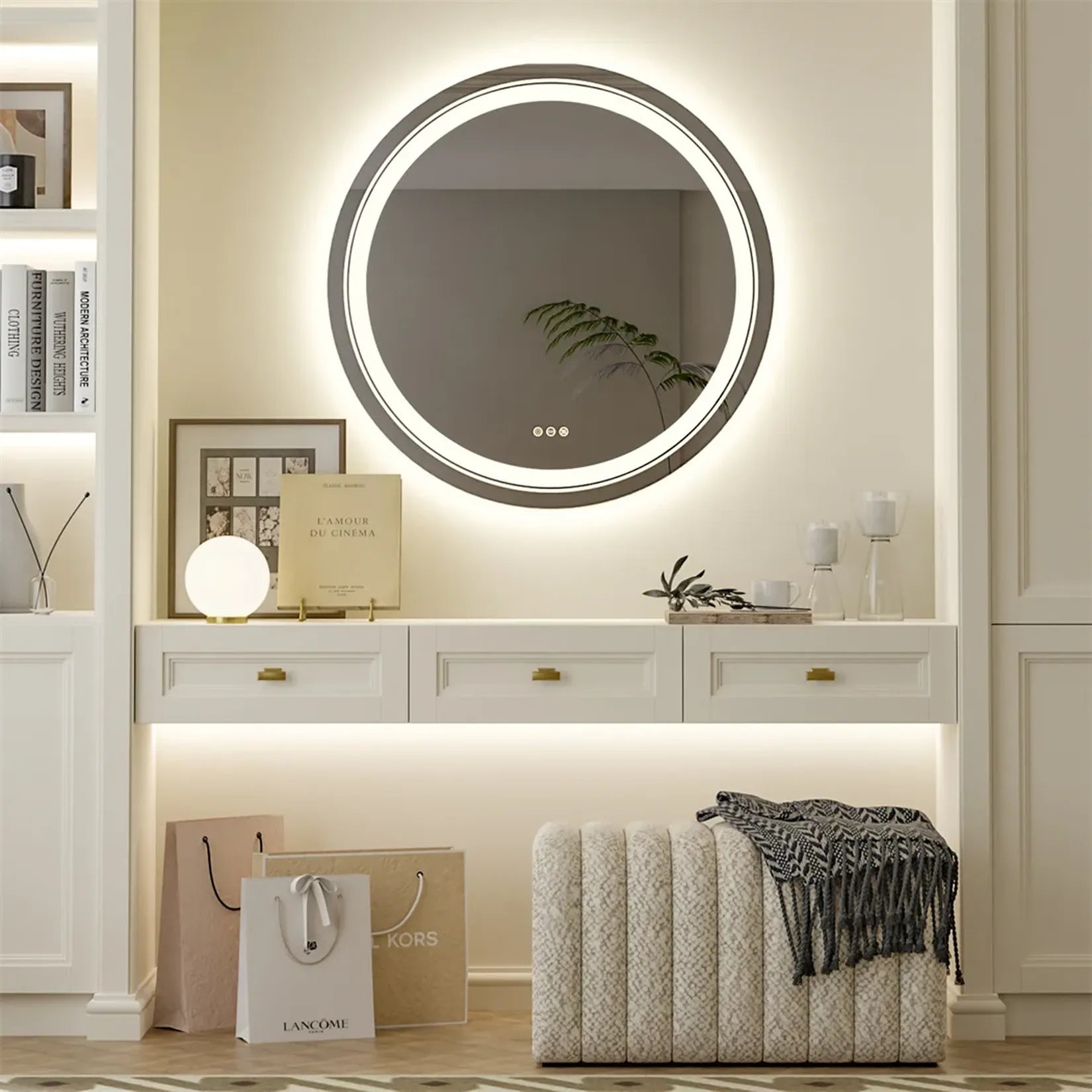 Miroir LED suspendu rétroéclairage chaud au-dessus d'une coiffeuse blanche classique.