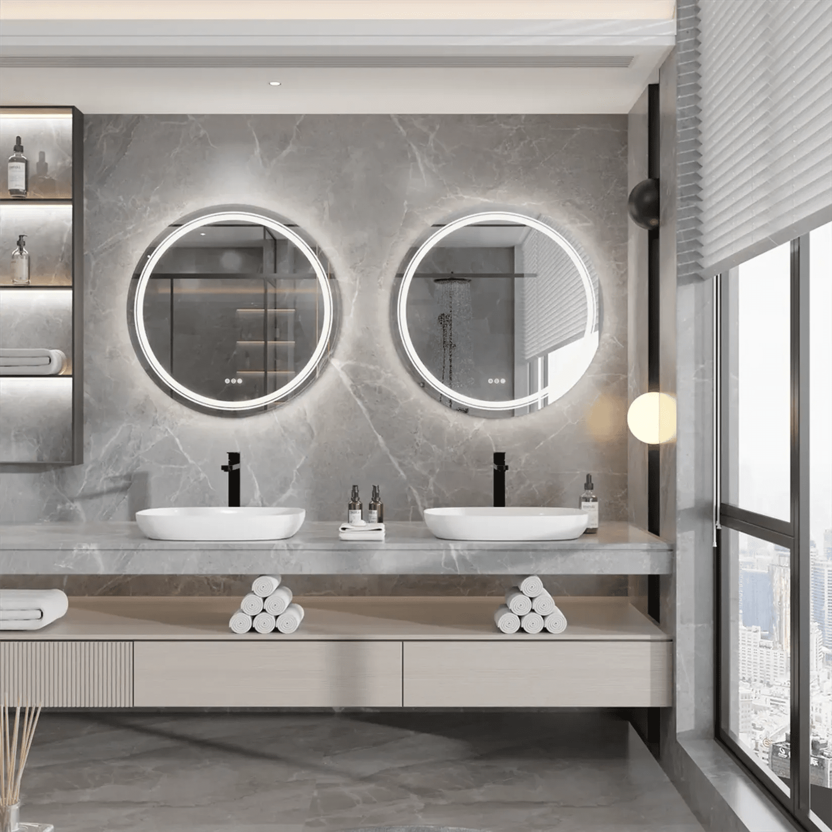 Deux miroirs LED ronds suspendus au-dessus de double vasque salle de bain marbre gris.