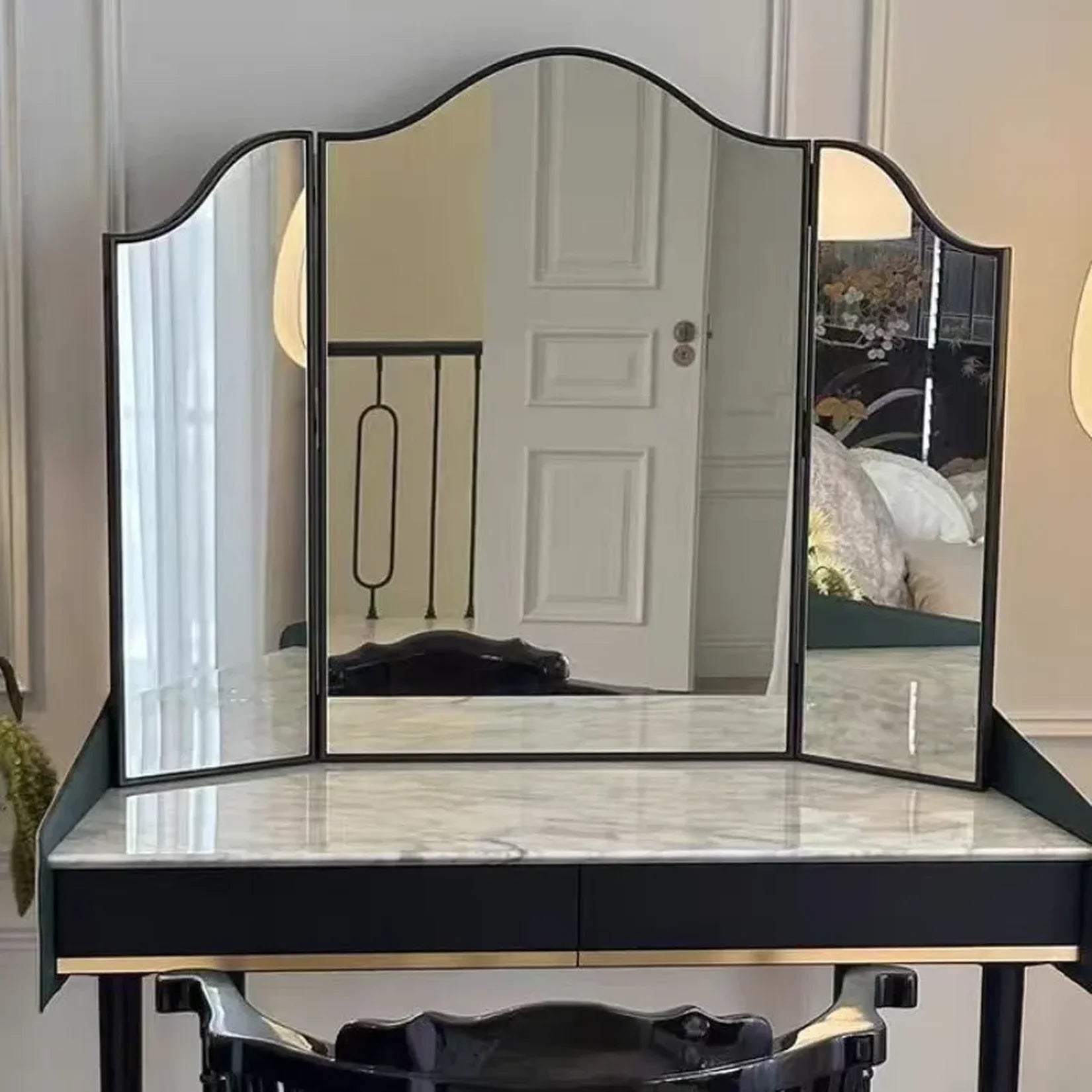 Miroir Triptyque Gatsby Noir sur Coiffeuse Marbre.
