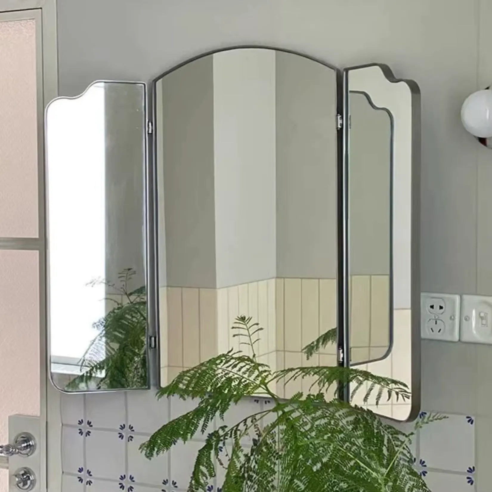 Miroir Triptyque Mural RÉGENCE argenté, trois panneaux articulés ouverts sur mur.
