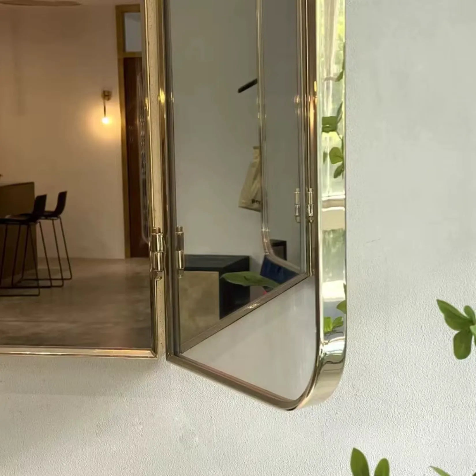 Miroir Triptyque Mural Doré RÉGENCE – détail cadre inox électroplaqué et charnières.