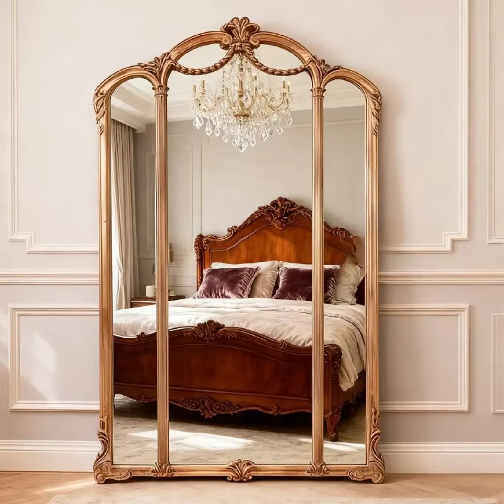 Miroir Trumeau Doré Triple Arche dans Chambre Classique.