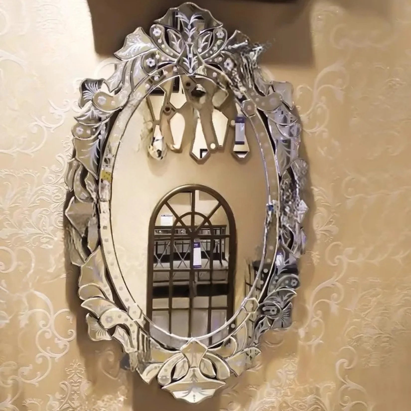 Miroir Vénitien Serenissima avec motifs floraux gravés sur mur damassé.