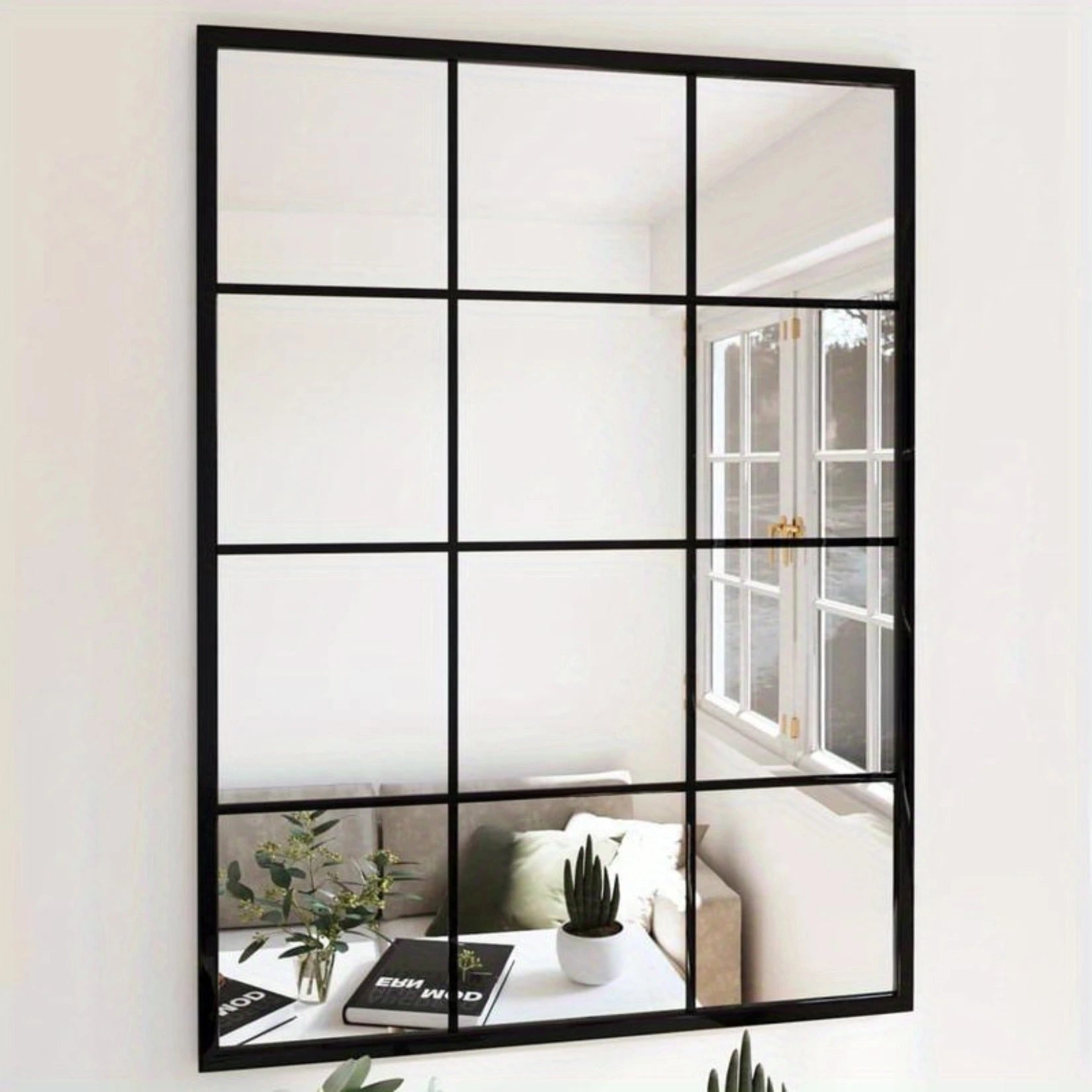 Miroir verrière industriel en décoration murale dans un salon lumineux.
