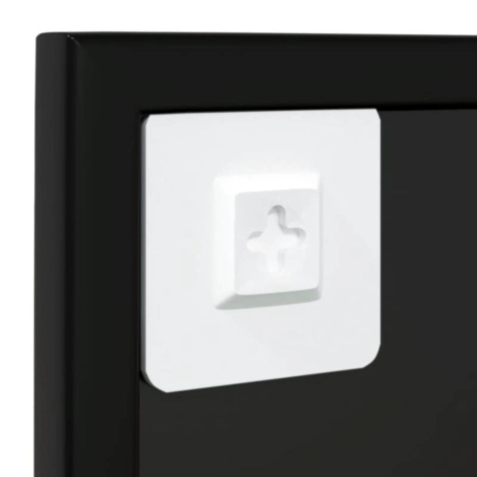 Gros plan sur le système de fixation du miroir verrière industriel.