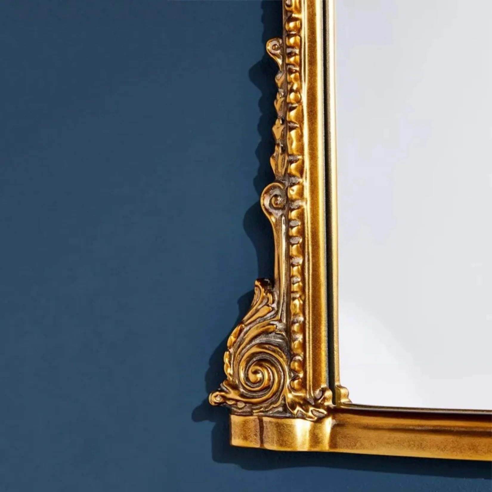 Miroir Vintage Détail Cadre Moulé Doré.