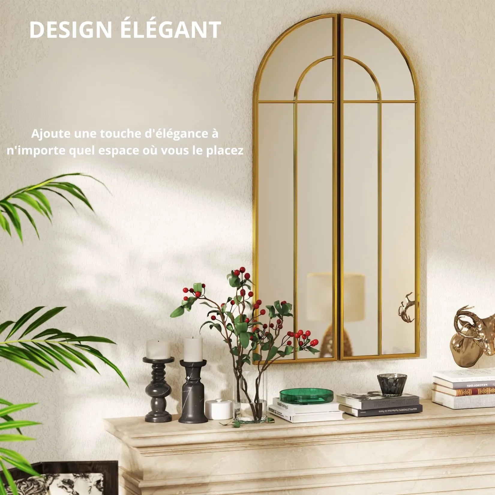 Miroir vintage doré arche style fenêtre ancienne au-dessus d'une cheminée de salon.