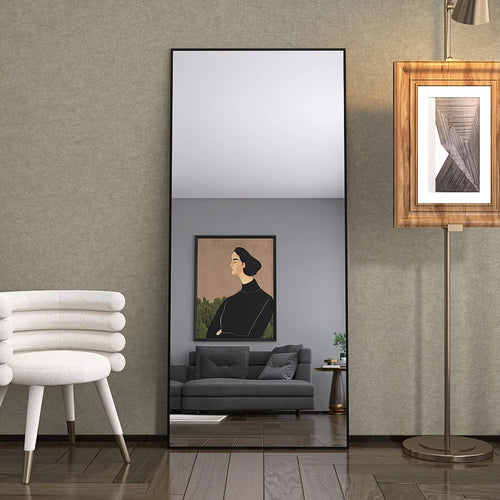 Miroir XXL à poser au sol dans une chambre au style contemporain et épuré.