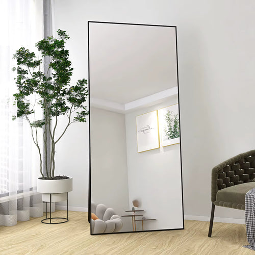 Miroir XXL à poser au sol dans une pièce lumineuse avec lumière naturelle et décoration épurée.