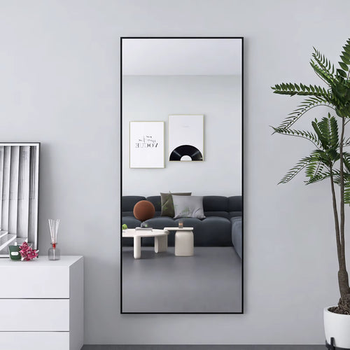 Miroir XXL à poser au sol dans un salon moderne avec un design minimaliste.