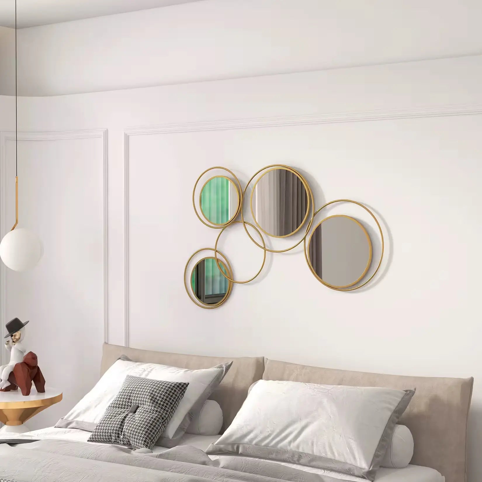 Miroirs ronds dorés accrochés au mur dans une chambre au style moderne et sobre.