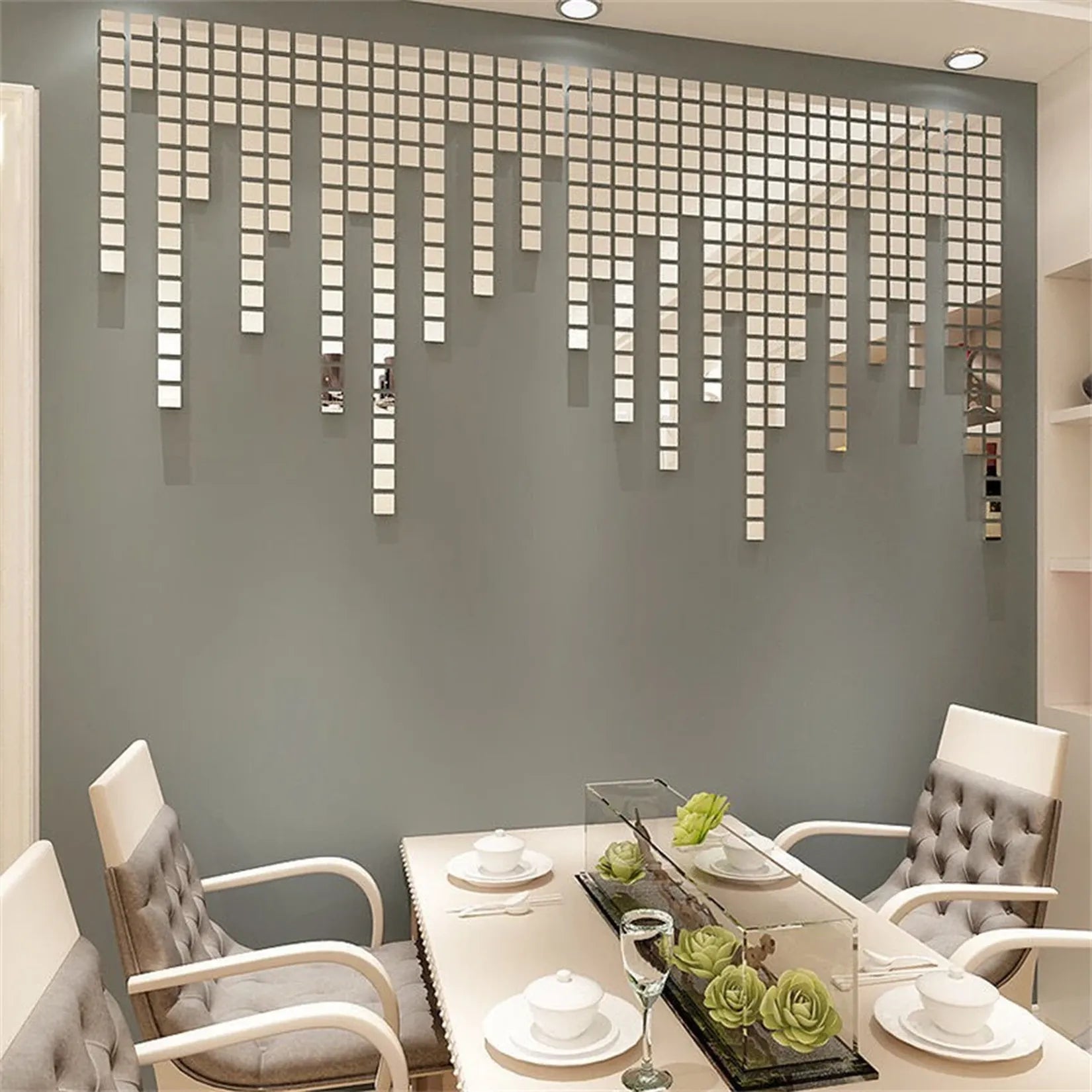 Décoration murale mosaïque miroir argent en composition cascade, salle à manger contemporaine.
