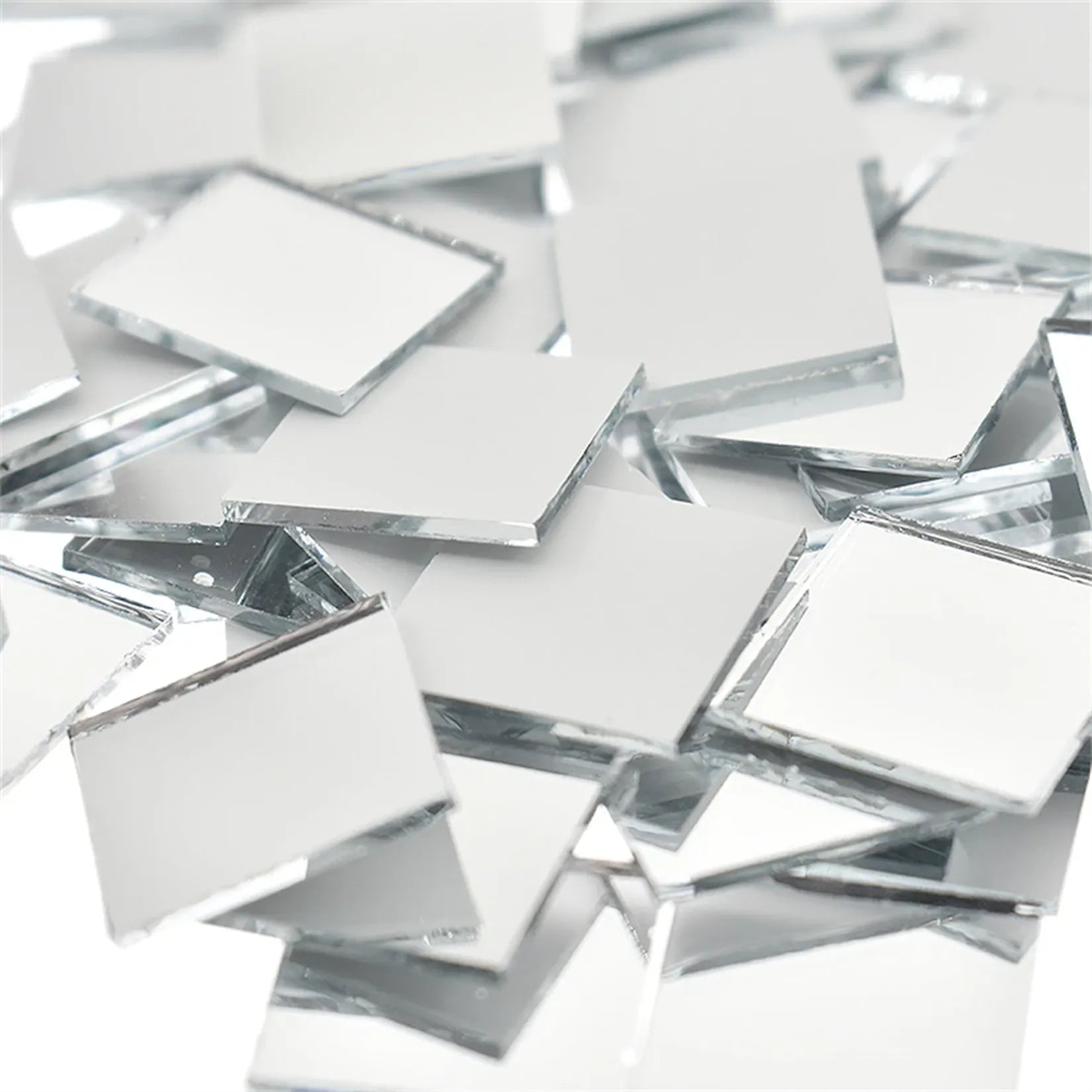 Mosaïque miroir verre argent carreaux 10x10 mm lot de 100 pièces, vue rapprochée.