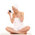 Femme appliquant du maquillage avec un petit miroir de poche, idéal pour les retouches dans la salle de bain.