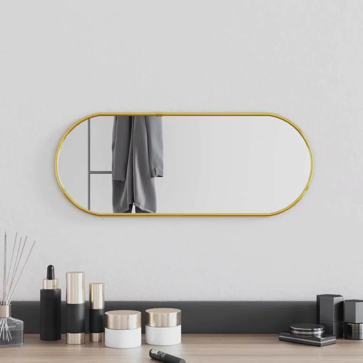 Miroir doré mural installé en position horizontale sur mur blanc.