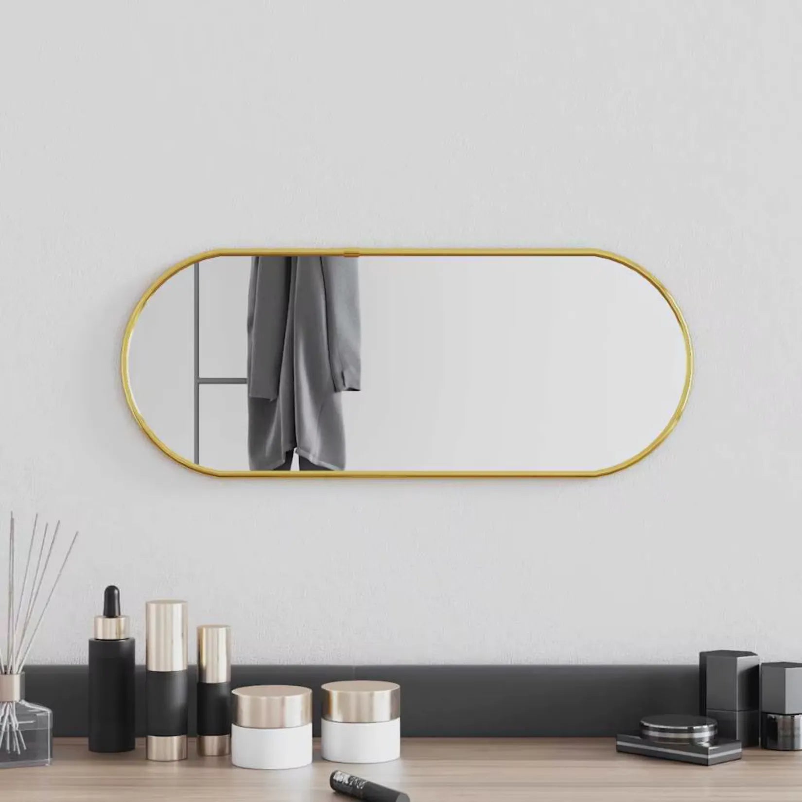 Miroir doré mural installé en position horizontale sur mur blanc.