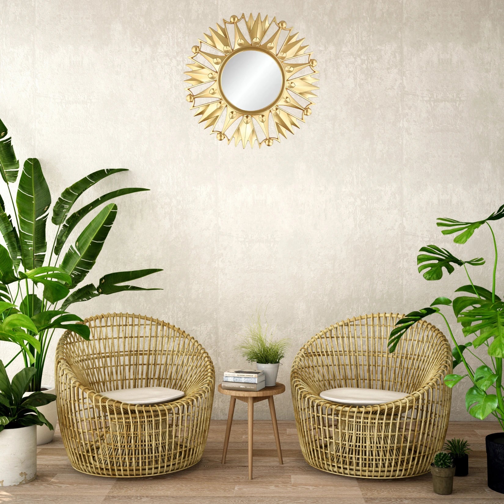 Petit miroir doré rond accroché sur un mur beige dans un salon au mobilier en rotin.