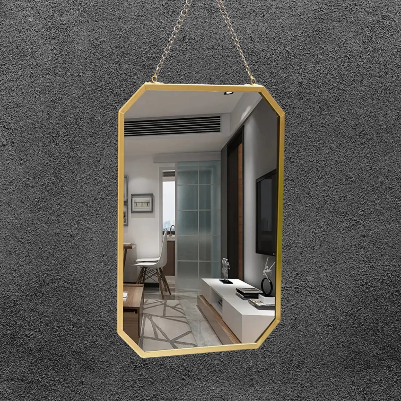 Petit miroir mural décoratif doré forme octogonale reflétant intérieur moderne.