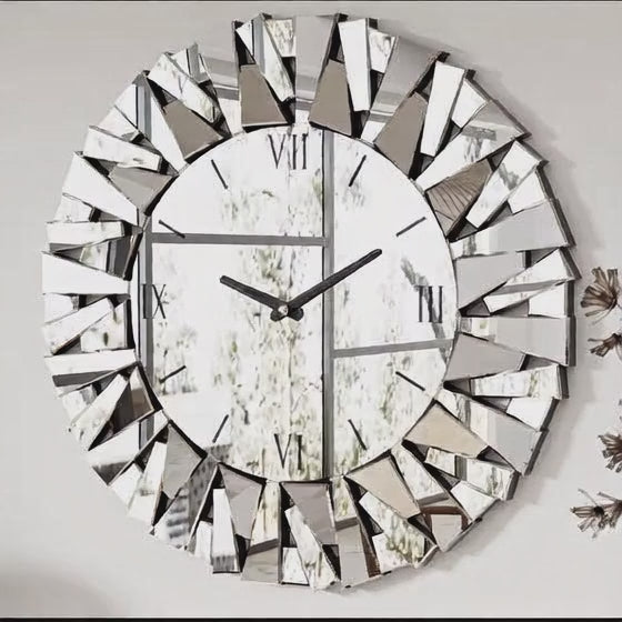 Mise en scene du miroir horloge dans un intérieur moderne.