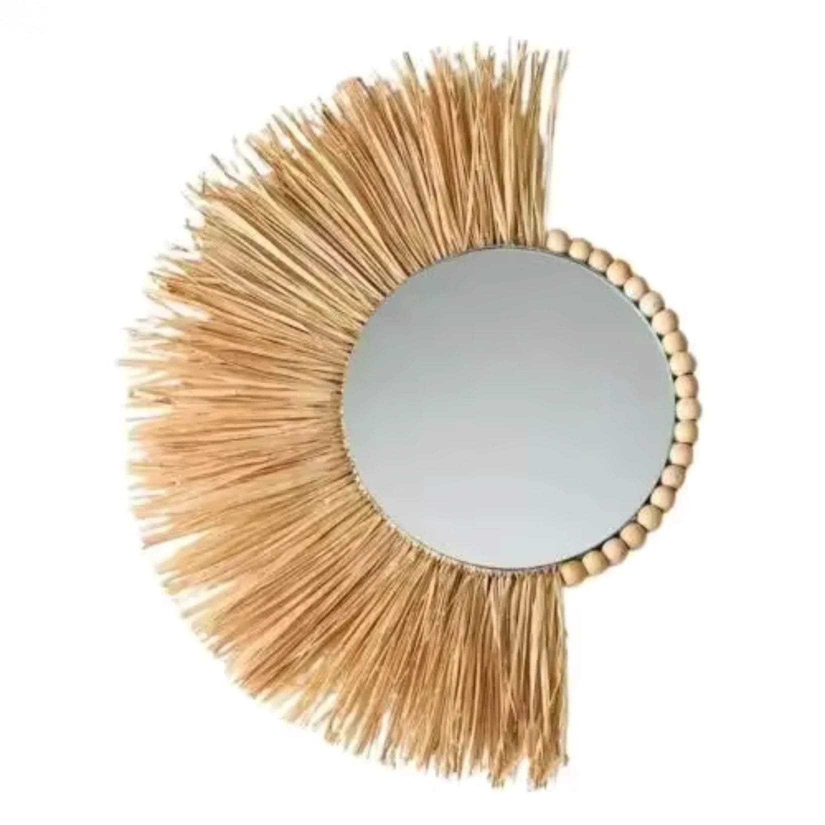 Miroir en rotin en forme de demi-lune pour une décoration murale au style naturel et chaleureux.